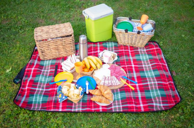 Make your outdoor events unforgettable with our custom picnic sets