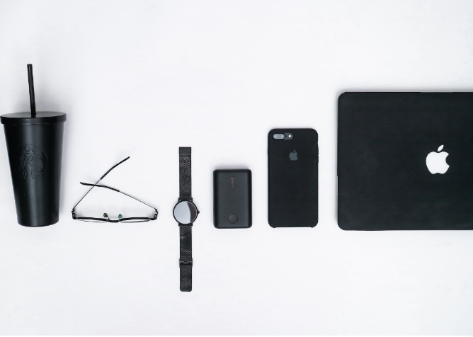 Popular items like hoodies and T-shirts are staples, but tech-themed products, such as branded USB drives or custom sports bottles, add a unique touch.